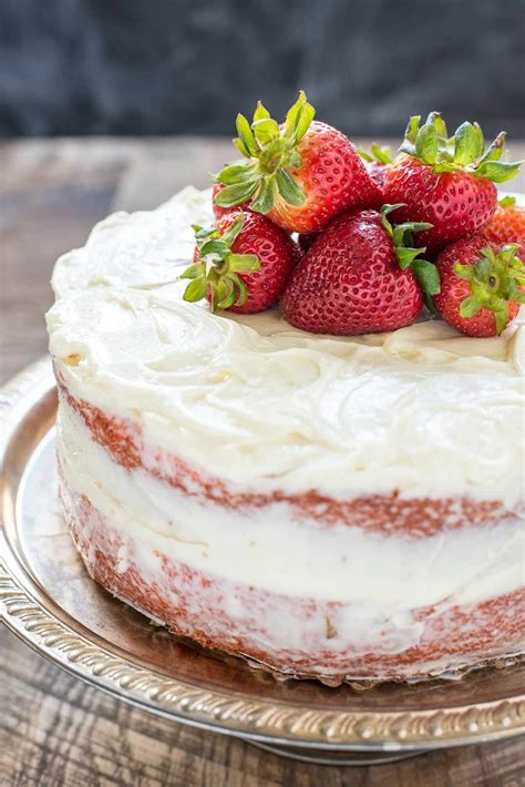 Easy Strawberry Cake with Strawberry Sauce (VIDEO)